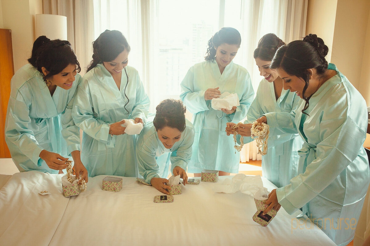 fotos de damas de honor en batas de seda abriendo regalos