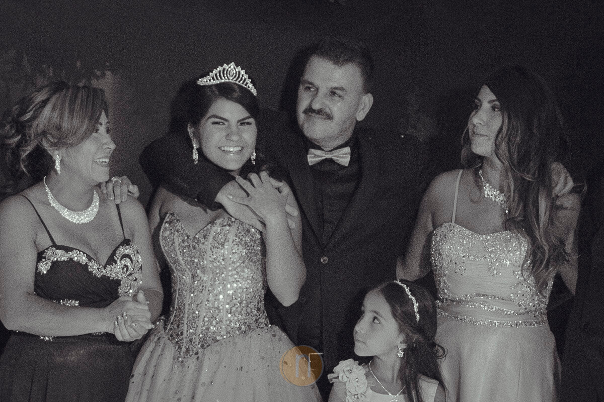 fotos de quinceañera celebrando con su familia en fiesta en hotel eurobuilding caracas