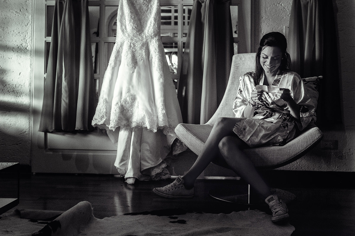 Novia leyendo carta de amor, Vestido de Bodas en Caracas, fotografo venezolano, fotografo de bodas caracas, fotógrafo de bodas barquisimeto
